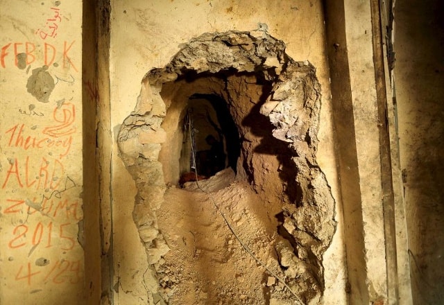 Đường hầm được các tay súng IS xây dựng xuyên qua thị trấn Sinjar, Iraq để phục vụ cho việc di chuyển bên trong thị trấn không bị phát hiện cũng như đề phòng trốn thoát.