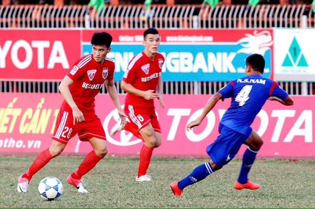 Sỹ Nam (áo xanh) đối mặt với Công Vinh trong trận B. Bình Dương – XSKT.Cần Thơ ở V-League 2015.