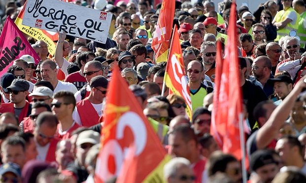 Biểu tình phản đối cải cách luật lao động gần sân bay Marseille (AFP).