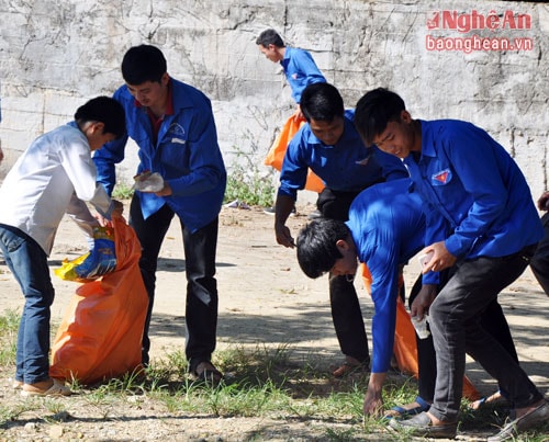 Dù thời tiết nắng nóng, các đoàn viên, thanh niên vẫn tích cực thu gom rác, nhiều em nhỏ cũng tham gia làm sạch môi trường.