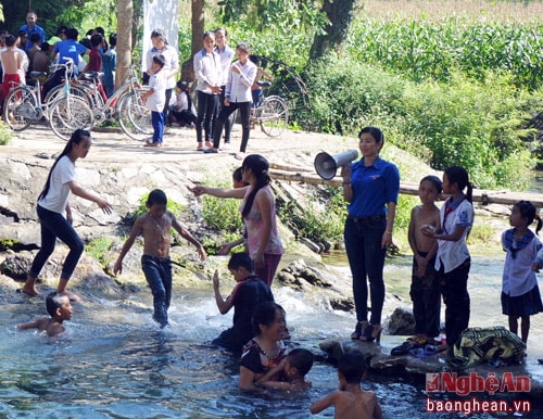 Đoàn viên xã Yên Khê tuyên truyền về phòng chống đuối nước cho trẻ em tại điểm du lịch khe Nước Mọc.