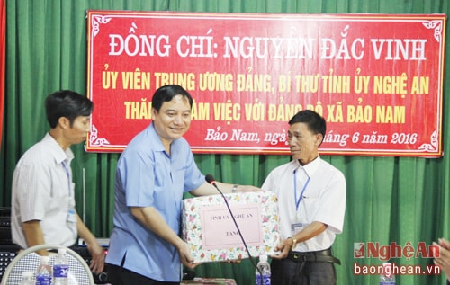 Bí thư Tỉnh ủy Nguyễn Đắc Vinh trao quà cho lãnh đạo xã Bảo Nam.