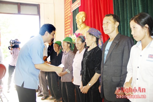 Đồng chí Nguyễn Đắc Vinh trao quà cho các hộ nghèo, động viên bà con vươn lên làm chủ cuộc sống.