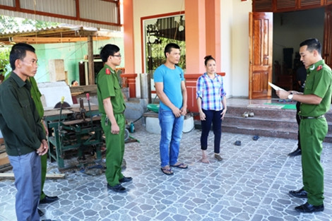 Cơ quan điều tra đọc lệnh khám xét nhà Phạm Quang Minh.