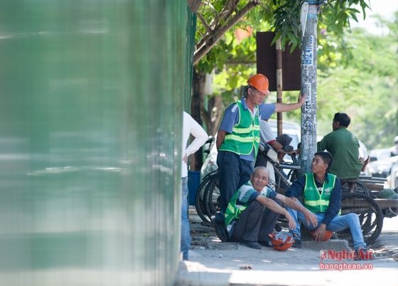 Với những người thợ ở miền nam ra. Thi công trong cái nóng cộng với gió Lào của vùng đất Xứ Nghệ là cả một cực hình.