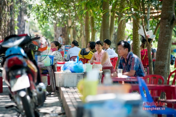 Các quán hàng giải khát vỉa hè hút khách vào dịp nắng nóng này.