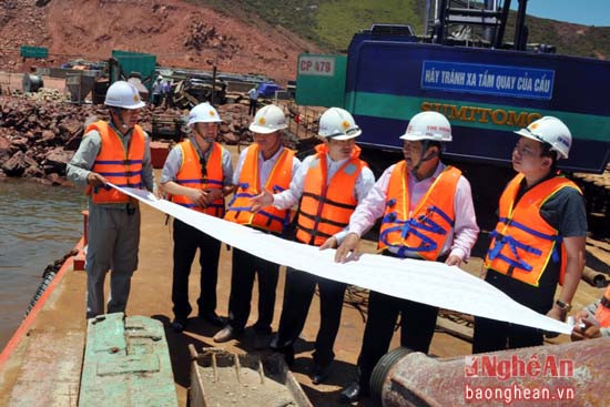  Chủ tịch UBND tỉnh Nguyễn Xuân Đường kiểm tra sơ đồ tuyến thi công cảng biển Nghi Thiết