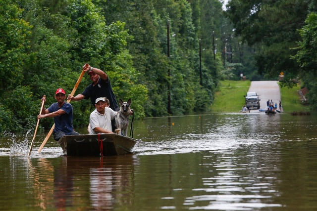 Trước đó, ngập lụt cũng đã xảy ra ở Magnolia, Texas vào ngày 27/5 khiến nhiều con phố biến thành sông, người dân phải di chuyển bằng thuyền. Ảnh: AP