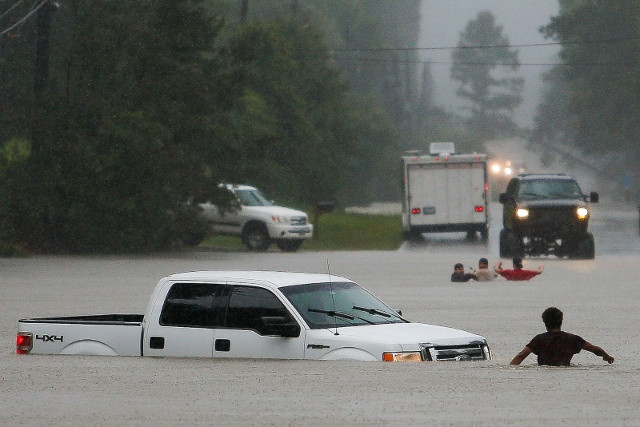 Mưa lớn xảy ra liên tục ở Magnolia, Texas vào ngày 27/5 khiến nhiều phương tiện đi lại bị nhấn chìm trong biển nước, người dân gặp khó khăn trong cuộc sống hàng ngày. Ảnh: AP
