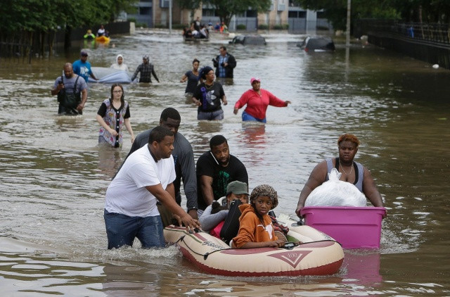 Xa hơn nữa, vào ngày 18/4, lũ lụt đã xảy ra ở khu vực Greenspoint của thành phố Houston, khiến nhiều người dân buộc phải di tản. Ảnh: AP