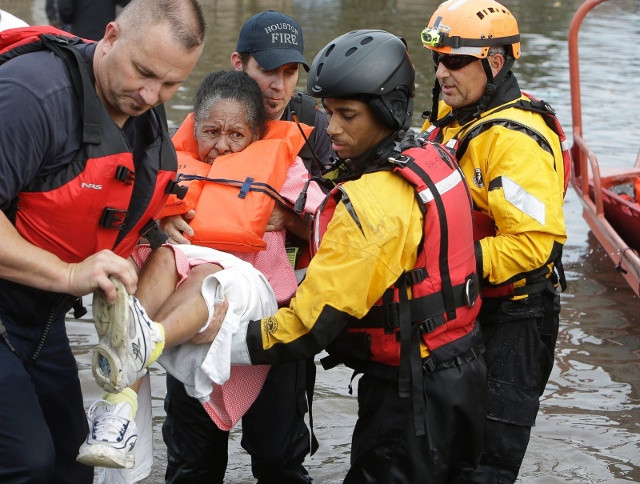 Các nhân viên cứu hộ phải dùng thuyền cứu sinh để đưa người già và trẻ nhỏ ra khỏi khu vực chịu ảnh hưởng của lũ lụt tại Houston vào ngày 18/4. Ảnh: AP
