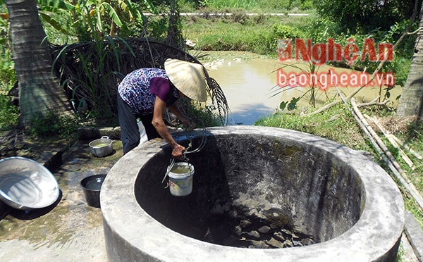 Nguồn nước ngầm bị nhiễm mặn, nhiều hộ gia đình phải đào giếng nông, cho nước ngoài ao hồ ngấm vào lấy nước phục vụ rửa, tắm giặt. 