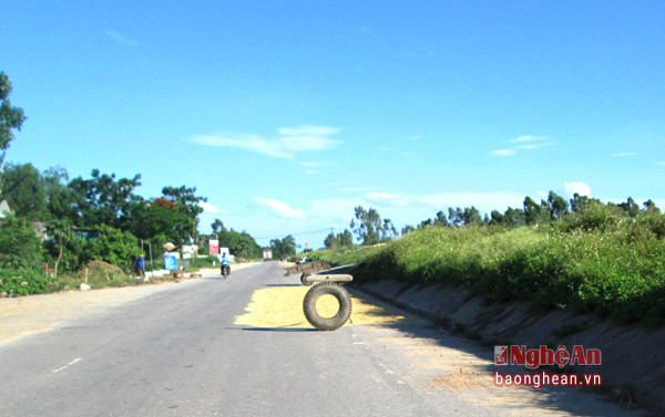 Thực trạng này gây mất an toàn giao thông, trực tiếp gây nguy hiểm cho người và phương tiện khi đi qua đoạn đường này. Đề nghị cơ quan chức năng có biện pháp giải quyết triệt để.