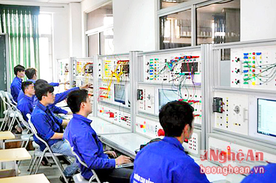 Giờ thực hành của  sinh viên Khoa Điện công nghiệp Trường Cao đẳng nghề KTCN  Việt Nam - Hàn Quốc.
