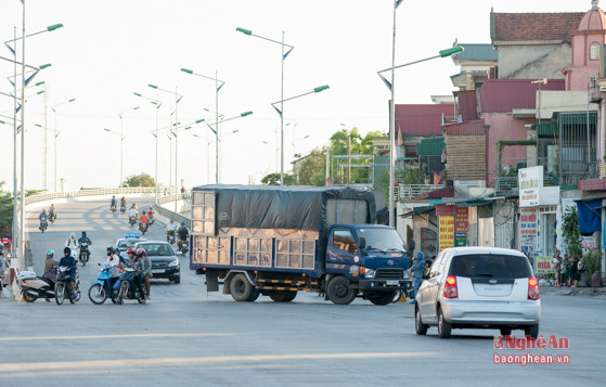 Không có vòng xoay ( bùng binh ), biển báo quay đầu nên các xe cứ thi nhau tạt ngang trước xe ngược chiều, mạnh ai nấy đi gây mất an toàn cho người đi đường.