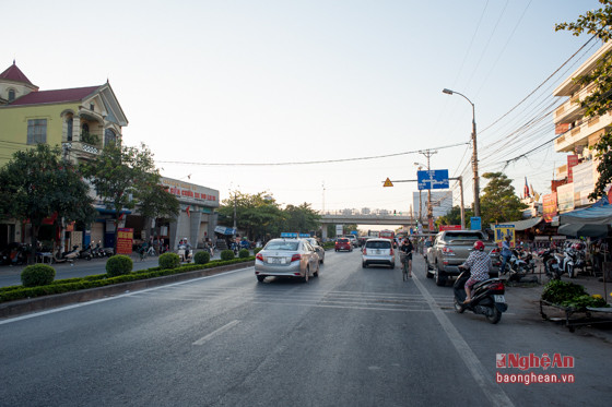 Biển chỉ dẫn được lắp đặt khá xa ngay gần chợ Quán Bánh (chợ chiều Nghi Phú), tập trung đông đúc dân cư nên ít được lái xe chú ý.