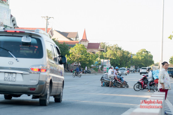 Theo lời bà Đậu Thị Kỳ ( nhà 59 đường Nghệ An-Xiêng Khoảng ) thì hàng ngày có khoảng 2 - 3 vụ va quệt giao thông, điển hình có ngày đến 5 - 6 vụ tại nạn giao thông ở hai đầu cầu.