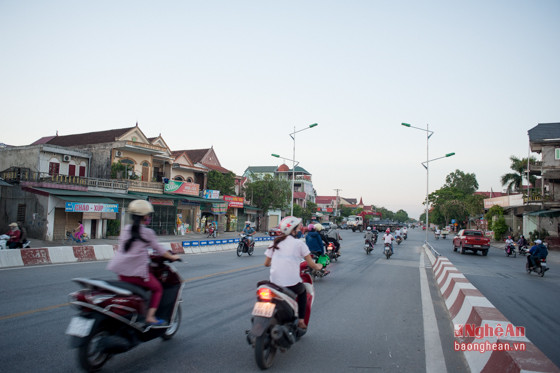 Hàng ngày mỗi lúc tan tầm, lượng công nhân từ KCN Bắc Vinh lưu thông tăng đột biến khiến giao thông trên mút giao thông này đã loạn lại thêm rối, nguy cơ xảy ra TNGT bất cứ lúc nào.