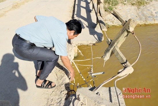 Mặt cầu đã bị rơi rụng những khối bê tông rất nguy hiểm cho người tham gia giao thông.