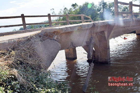 cả phần mố, thành và lan can cầu đều đã bị xuống cấp trầm trọng. Xã đã cắm biển cảnh báo 