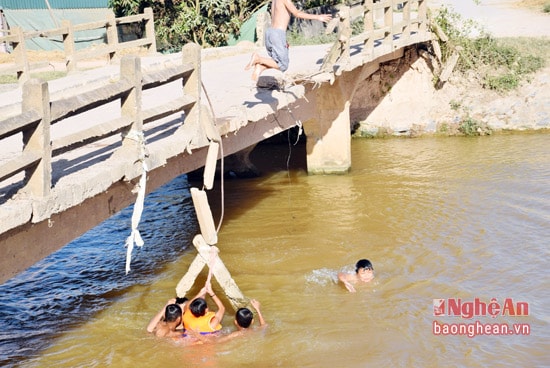 Muef hè, hàng ngày bọn trẻ nhảy cầu tắm sông, lấy những phần lan can rụng cuống cầu làm chỗ bám.