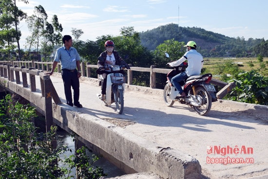 Lan can cầu bị gãy nhiều nơi, mất an toàn giao thông cho người qua lại, đặc biệt vào những ngày mưa bão rất nguy hiểm.