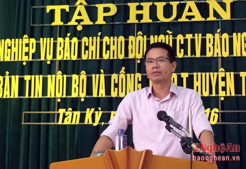 Đồng chí Đàm Hữu Hồng - Phó Bí thư Huyện ủy khai mạc lớp tập huấn.
