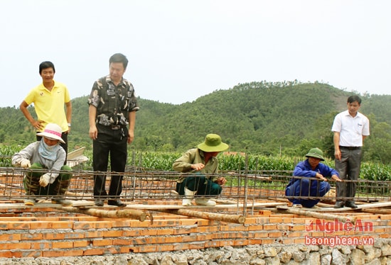 Đồng chí Hồ Sỹ Tùng (áo đen) kiểm tra tiến độ xây dựng công trình trường học mầm non khu vực Tân Hoa.