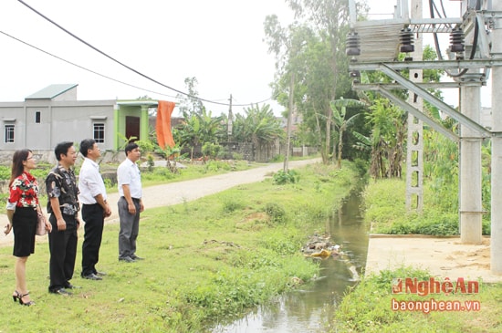 Kiểm tra hệ thống trạm điện ở xã Quỳnh Vinh.