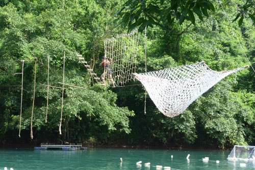 Trượt zipline với các trò vận động kết hợp là thử thách với tất cả du khách. Ảnh: Vy An