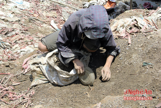 Trong cái nắng chói chang của mùa hè ở miền Tây Nghệ An, những người mót quặng oằn mình để tìm kiếm những hạt quặng sót lại từ các đống phế liệu của các công ty đã thải.