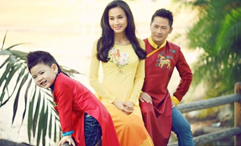 Hoa hậu Mỹ Linh khá thân thiết với các con và vợ cũ Bằng Kiều.