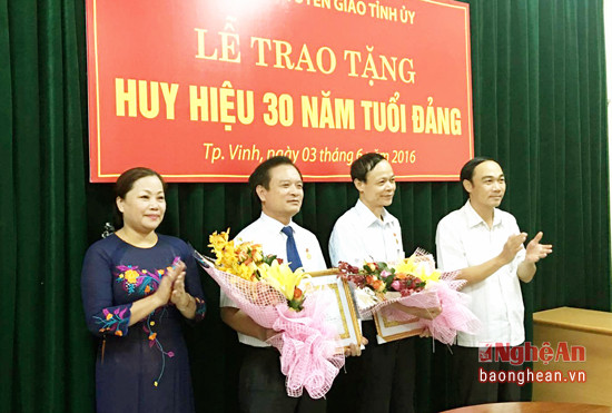 Đ/c Nguyễn Thị Thu Hường, Ủy viên Ban Thường vụ Tỉnh ủy, Bí thư Đảng ủy khối các cơ quan cấp tỉnh và đại diện Lãnh đạo Ban Tuyên giáo Tỉnh ủy trao tặng  Huy hiệu Đảng và tặng hoa chúc mừng 02 đồng chí.