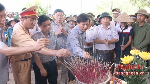 Đoàn công tác của tỉnh viếng nạn nhân Nguyễn Bá Lợi ở xã Nghi Kiều, Nghi Lộc