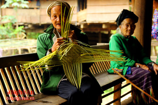 Nghề đan lát là nghề truyền thống của các dân tộc Thái, Khơ Mú trên miền Tây xứ Nghệ.