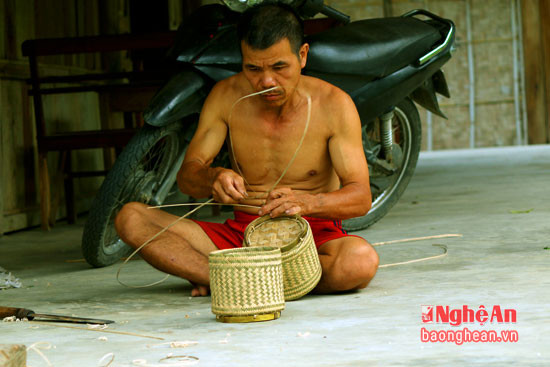 Những chiếc âu đựng xôi cũng là sản phẩm độc đáo do bàn tay tài hoa của người Thái làm nên.