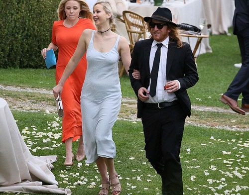 jennifer-lawrence-dien-mot-khong-noi-y-di-du-dam-cuoi