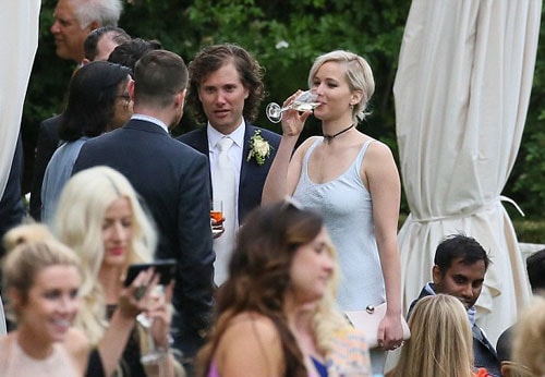 jennifer-lawrence-dien-mot-khong-noi-y-di-du-dam-cuoi-4