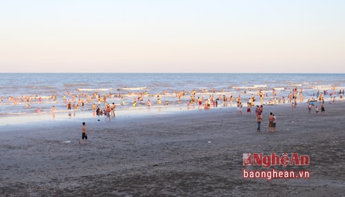 Bãi tắm Quỳnh Nghĩa về chiều đông kín người tắm biển, xả nhiệt. Cứ vào mùa hè, mỗi ngày nơi đây đón hàng nghìn lượt khách đến tắm biển và thưởng thức hải sản tươi ngon từ biển.