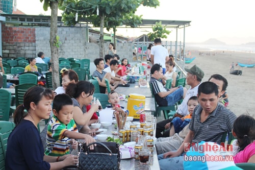 Qua tìm hiểu từ các cơ sở ăn uống tại bãi biển Quỳnh Nghĩa, đồ hải sản được nuôi trong bể chứa được thu mua từ các phương tiện đánh bắt gần bờ. Mỗi ngày, các cơ sở thu mua từ 300- 500 kg hải sản các loại và đều bán hết cho du khách trong ngày. Trong ảnh: Ốc hương tươi ngon.