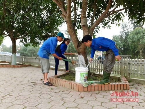 Bí thư Đoàn xã Phạm Khắc Chiến cùng ĐVTN vệ sinh môi trường chăm sóc cây xanh.