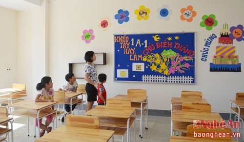 Phụ huynh học sinh tham quan lớp học
