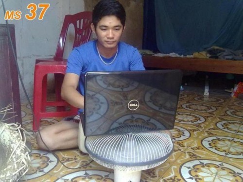 à không có đế tản nhiệt nên sinh viên phải tự chế cứu nguy cho chiếc laptop.