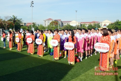 Giải đấu năm nay có sự tham gia của 8 đội bóng, đông nhất từ trước tới nay.