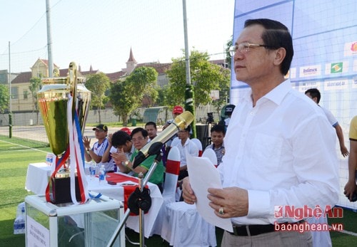 Đồng chí Lê Minh Thông, Ủy viên BTV tỉnh ủy, Phó Chủ tịch UBND tỉnh phát biểu chào mừng các đội báo về tham dự giải đấu.