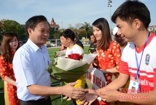 Đồng chí Hồ Phúc Hợp, Ủy viên Ban Thường vụ, Trưởng Ban Tuyên giáo Tỉnh ủy tặng hoa cho các đội bóng tham dự.
