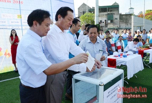 Các đại biểu, đội bóng quyên góp ủng hộ các gia đình nạn nhân trong vụ nổ xe khách tại Lào.