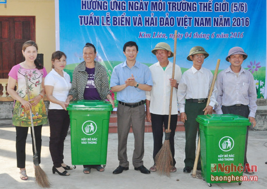 Lãnh đạo Ủy ban MTTQ tỉnh trao tặng thùng rác cho làng Hoàng Trù 1, xã Kim Liên