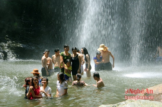 Vào những ngày nắng nóng, phần đông tìm đến ngâm mình trong các con khe, con suối để tránh nắng.