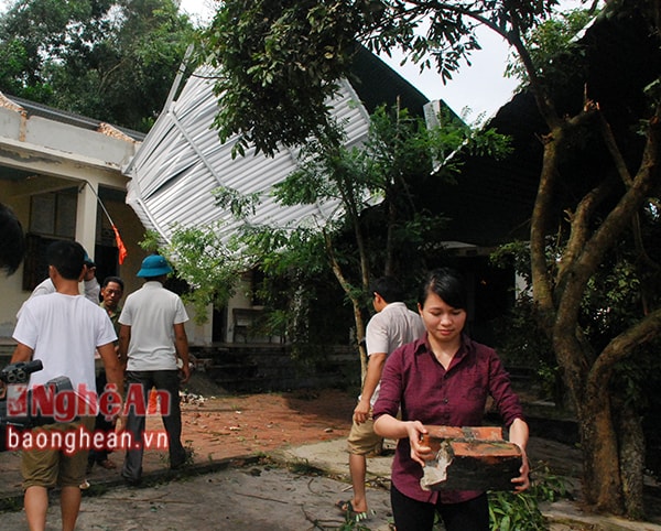 Trạm y tế xã Thanh Long bị tốc mái hoàn toàn.